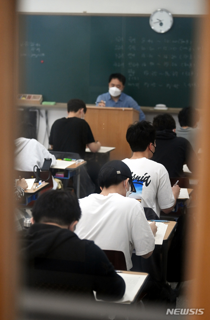 [서울=뉴시스] 이영환 기자 = 31일 오전 서울 마포구 종로학원 강북본원에서 재수생들이 9월 수능모의고사에 응시하고 있다. (공동취재사진) 2022.08.31. photo@newsis.com