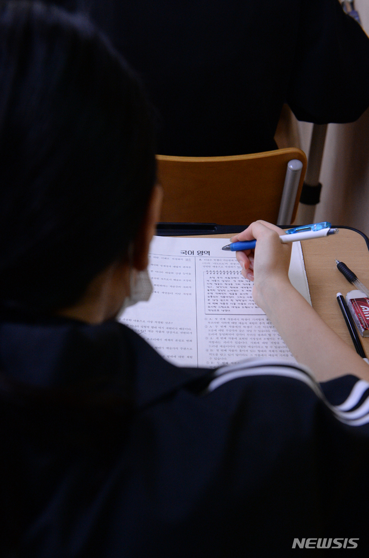 [울산=뉴시스] 배병수 기자 = 31일 울산 중구 중앙여자고등학교에서 고3 수험생들이 2023학년 대학수학능력시험 모의평가를 치르고 있다. 2022.08.31. bbs@newsis.com