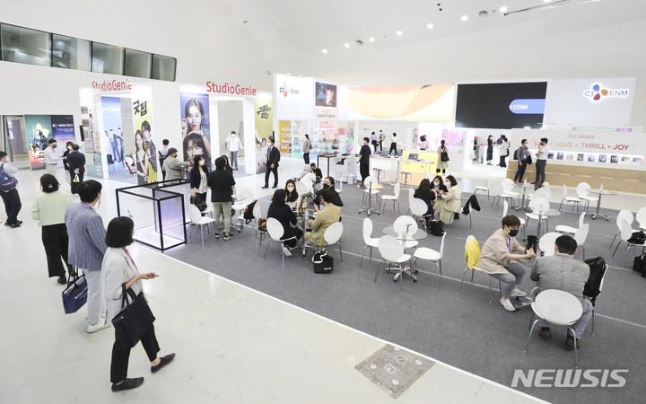 [서울=뉴시스] 김근수 기자 = 국제방송영상마켓(BCWW) 2022 개막 첫 날인 31일 오전 서울 동대문디자인플라자에서 바이어들이 상담하고 있다. 2022.08.31. ks@newsis.com