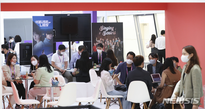 [서울=뉴시스] 김근수 기자 = 국제방송영상마켓(BCWW) 2022 개막 첫 날인 31일 오전 서울 동대문디자인플라자에서 바이어들이 상담하고 있다. 2022.08.31. ks@newsis.com