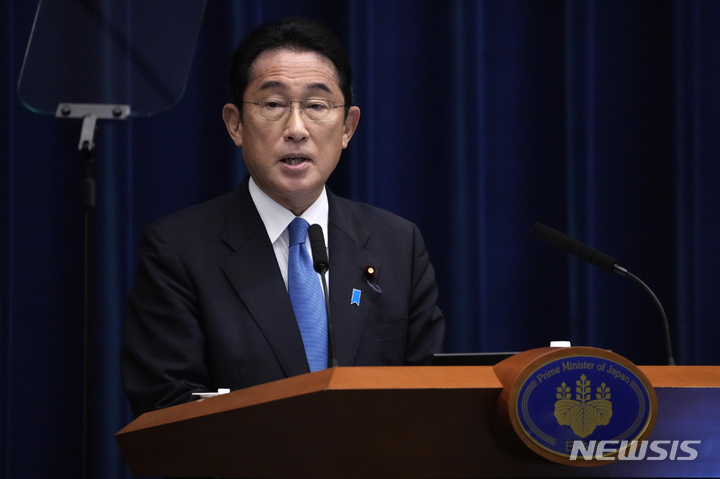[도쿄=AP/뉴시스]지난달 31일 기시다 후미오 일본 총리가 도쿄의 총리 관저에서 기자회견을 가지고 발언하고 있다. 2022.09.06.