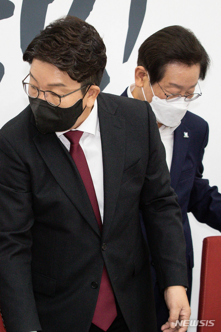 [서울=뉴시스] 최진석 기자 = 권성동(왼쪽) 국민의힘 원내대표와 이재명 더불어민주당 대표가 지난 8월31일 서울 여의도 국회에서 만나 자리로 이동하고 있다. (공동취재사진) 2022.08.31. photo@newsis.com