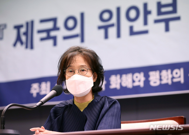 [서울=뉴시스] 김진아 기자 =  박유하 세종대 교수가 31일 서울 중구 프레스센터에서 '제국의 위안부' 소송 관련 현황과 한일현안 긴급제언 기자회견을 하고 있다. 2022.08.31. bluesoda@newsis.com