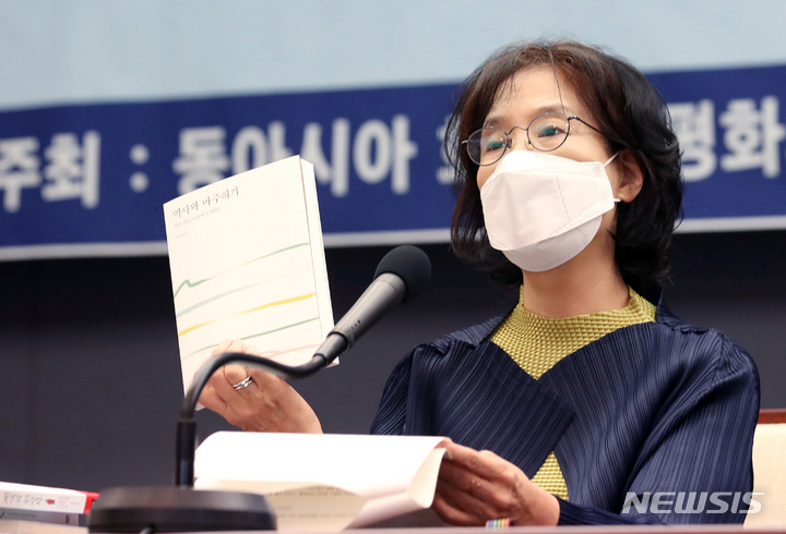 [서울=뉴시스] 김진아 기자 = 박유하 세종대 교수가 31일 서울 중구 프레스센터에서 '제국의 위안부' 소송 관련 현황과 한일현안 긴급제언 기자회견을 하고 있다. 2022.08.31. bluesoda@newsis.com