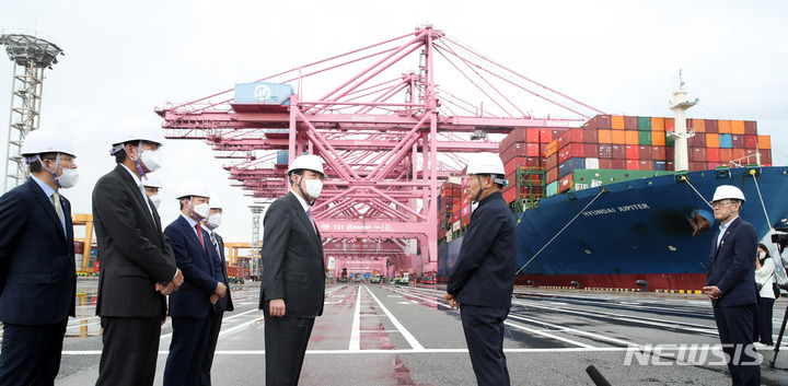 [창원=뉴시스] 전신 기자 = 윤석열 대통령이 지난달 31일 경남 창원 부산항 신항을 방문해 제7차 비상경제민생회의에 앞서 항만 물류 현장을 시찰하고 있는 모습. 2022.08.31. photo1006@newsis.com