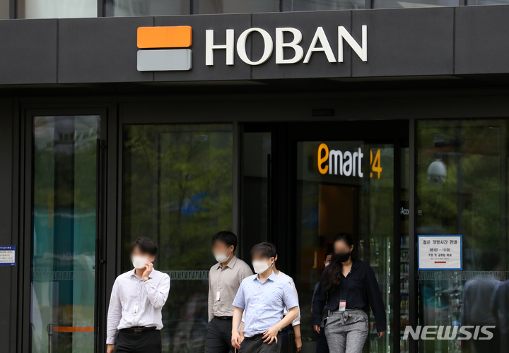 [서울=뉴시스] 조성우 기자 = 서울 강남구 논현동 호반건설 신축 공사현장에서 유리가 떨어져 노동자가 크게 다쳤다. 사진은 서울 서초구 호반건설 본사. 2022.08.31. xconfind@newsis.com