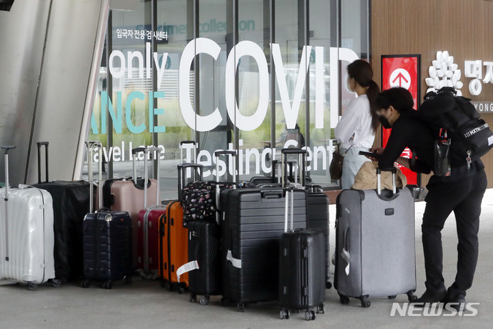 [인천공항=뉴시스] 최동준 기자 = 지난달 31일 인천국제공항 입국자 전용 코로나 검사센터 모습. 2022.08.31. photocdj@newsis.com