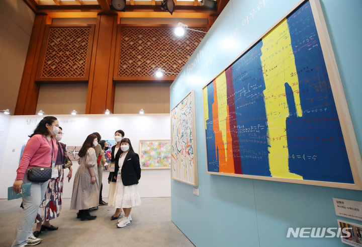[서울=뉴시스] 김진아 기자 = 31일 청와대 춘추관에서 청와대 복합문화예술공간 프로젝트 첫 행사로 장애예술인 특별전 ‘국민 속으로 어울림 속으로’ 프레스행사가 진행되고 있다. 문화체육관광부는 한국장애인문화예술단체총연합회가 함께한 이번 전시에는 발달·지체·청각 등의 장애에도 활발히 작품 활동을 하는 장애예술인들 50명이 참여, 서양화·한국화·문인화·서예·공예 등 다양한 분야의 작품 59점을 공모를 통해 선정했다. 2022.08.31. bluesoda@newsis.com
