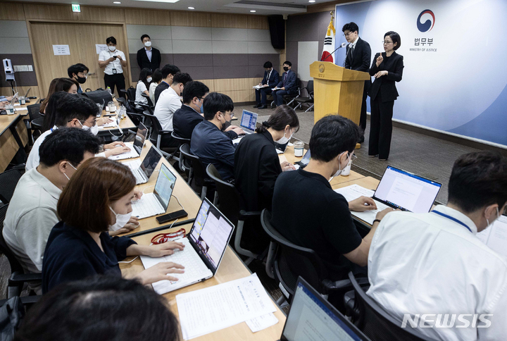 [과천=뉴시스] 조성우 기자 = 한동훈 법무부 장관이 31일 오후 경기도 과천시 정부과천청사 법무부에서 론스타 국제투자분쟁(ISDS) 사건 판정 선고와 관련해 브리핑을 하고 있다. (공동취재사진) 2022.08.31. photo@newsis.com