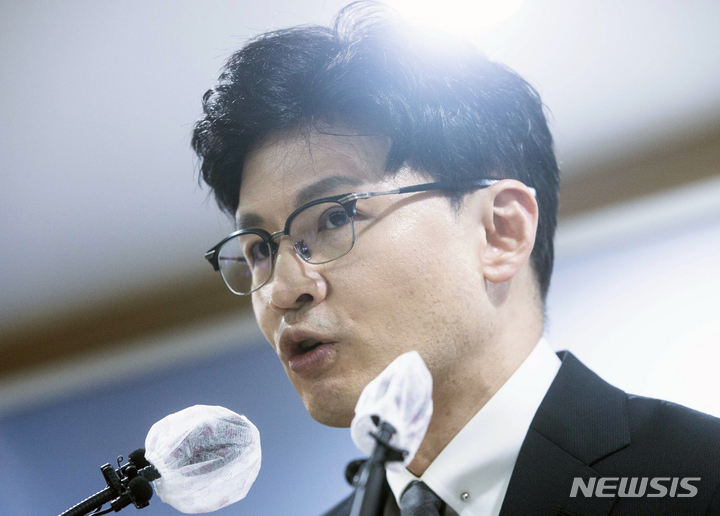 [과천=뉴시스] 조성우 기자 = 한동훈 법무부 장관이 31일 오후 경기도 과천시 정부과천청사 법무부에서 론스타 국제투자분쟁(ISDS) 사건 판정 선고와 관련해 브리핑을 하고 있다. (공동취재사진) 2022.08.31. photo@newsis.com