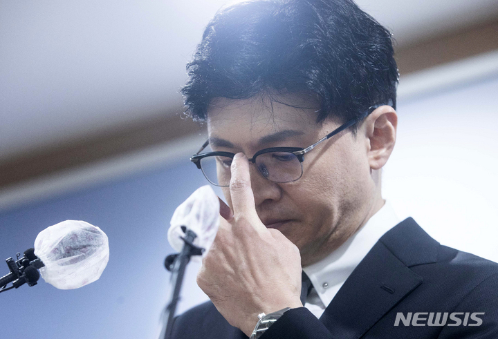 [과천=뉴시스] 조성우 기자 = 한동훈 법무부 장관이 지난달 31일 오후 경기도 과천시 정부과천청사 법무부에서 론스타 국제투자분쟁(ISDS) 사건 판정 선고와 관련해 브리핑을 하다 안경을 고쳐 쓰고 있다. (공동취재사진) 2022.08.31. photo@newsis.com