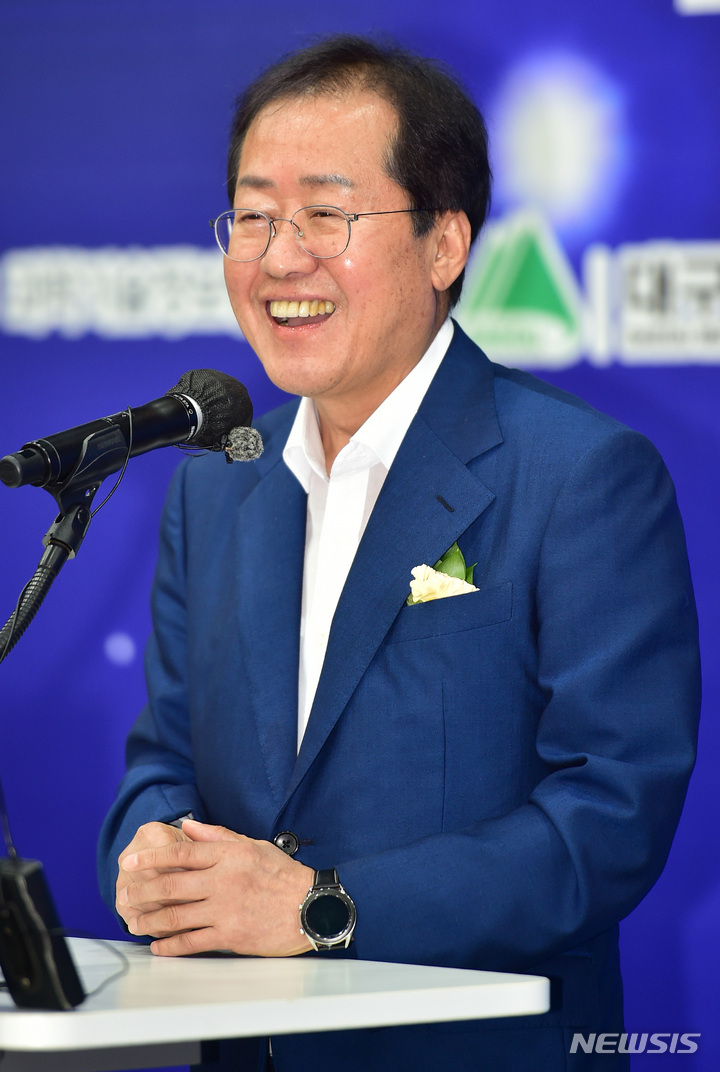 [대구=뉴시스] 이무열 기자 = 홍준표 대구시장이 31일 오후 대구 수성구 SW융합기술센터에서 열린 '대구 디지털 혁신 비전 선포식'에서 인사말을 하고 있다. 2022.08.31. lmy@newsis.com