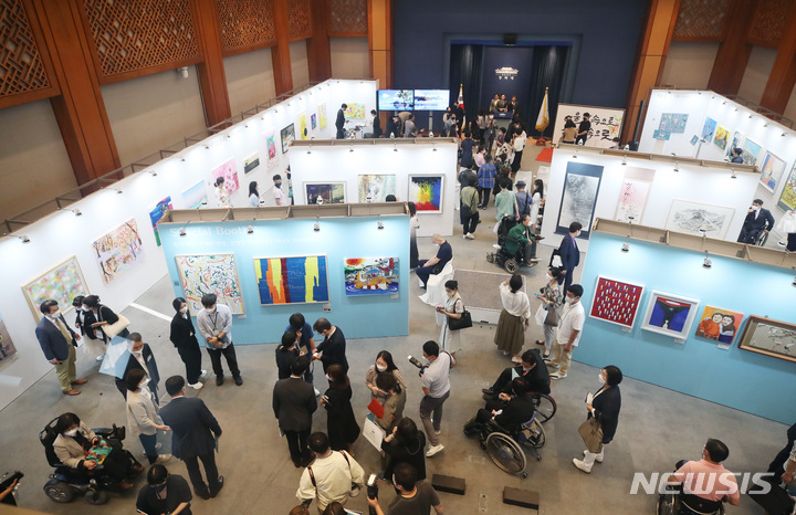 [서울=뉴시스] 김진아 기자 = 지난해 8월31일 청와대 춘추관에서 청와대 복합문화예술공간 프로젝트 첫 행사로 장애예술인 특별전 '국민 속으로 어울림 속으로' 개막식에서 참석자들이 전시를 관람하고 있다. 2022.08.31. bluesoda@newsis.com