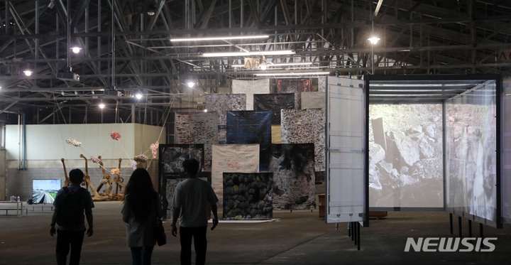 [부산=뉴시스] 하경민 기자 = '2022 부산비엔날레' 개막을 사흘 앞둔 31일 부산 중구 부산항 제1부두 창고에 마련된 전시장에서 관계자들이 막바지 작품 설치와 점검을 하고 있다. 9월 3일부터 11월 6일까지 65일 동안 열리는 부산비엔날레는 '물결 위 우리'를 주제로 부산현대미술관을 비롯해 부산항 제1부두 창고와 영도 공장, 초량 주택 등지서 25개국 64개팀(작가 80명)의 작품 239점을 전시한다. 2022.08.31. yulnetphoto@newsis.com