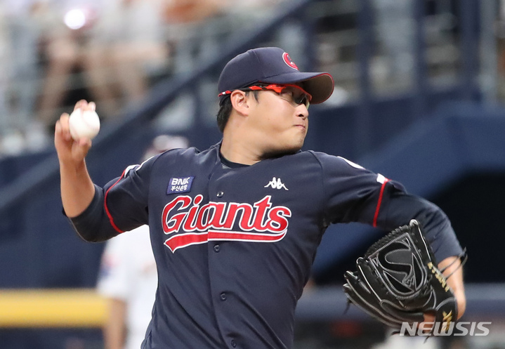 [서울=뉴시스] 조수정 기자 = 31일 오후 서울 구로구 고척스카이돔에서 2022 KBO리그 롯데 자이언츠와 키움 히어로즈 경기, 1회 말 롯데 선발투수 박세웅이 역투하고 있다. 2022.08.31. chocrystal@newsis.com