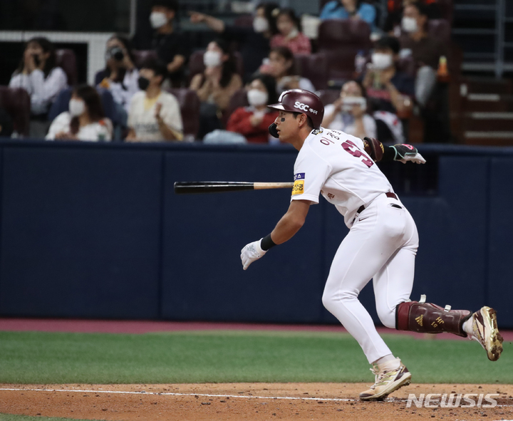 [서울=뉴시스] 조수정 기자 = 31일 오후 서울 구로구 고척스카이돔에서 2022 KBO리그 롯데 자이언츠와 키움 히어로즈 경기, 3회말 1사 만루 키움 이정후가 3-3 동점을 만드는 3타점 적시타를 날리고 있다. 2022.08.31. chocrystal@newsis.com