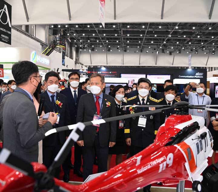 [서울=뉴시스] 권창회 기자 = 이상민 행정안전부 장관이 지난해 8월31일 대구 엑스코에서 열린 국제소방안전박람회에서 전시관을 둘러보고 있다. (사진= 행정안전부 제공) 2022.08.31. photo@newsis.com *재판매 및 DB 금지