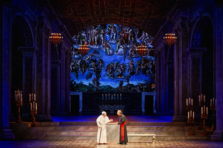 [서울=뉴시스]연극 '두 교황' 공연 사진. (사진=에이콤 제공) 2022.09.01. photo@newsis.com *재판매 및 DB 금지