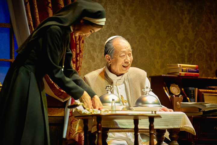 [서울=뉴시스]연극 '두 교황' 공연 사진. (사진=에이콤 제공) 2022.09.01. photo@newsis.com *재판매 및 DB 금지