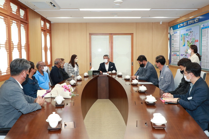 '제20회 예천아시아육상경기선수권대회' 준비 상황 점검을 위해 아시아육상연맹 현지실사단이 경북 예천군을 방문, 김학동 예천군수(조직위원장)와 대화하고 있다. (사진=예천군 제공) *재판매 및 DB 금지