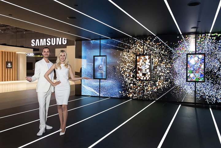 [베를린=뉴시스]IFA 2022가 열리는 메세 베를린(Messe Berlin)에 위치한 시티 큐브 베를린(City Cube Berlin) '삼성 타운'에서 삼성전자 모델이 전시장 입구 대형 LED를 통해 '지속가능한 일상' 전시 주제를 소개하고 있다. (사진 = 삼성전자) 2022.9.1. photo@newsis.com *재판매 및 DB 금지