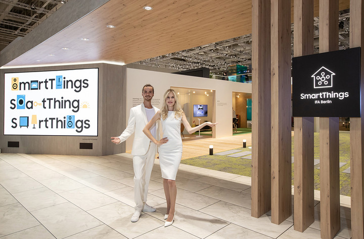 [베를린=뉴시스]IFA 2022가 열리는 메세 베를린(Messe Berlin)에 위치한 시티 큐브 베를린(City Cube Berlin) '삼성 타운'에서 삼성전자 모델이 스마트싱스 체험존을 소개하고 있다. (사진 = 삼성전자) 2022.9.1. photo@newsis.com *재판매 및 DB 금지