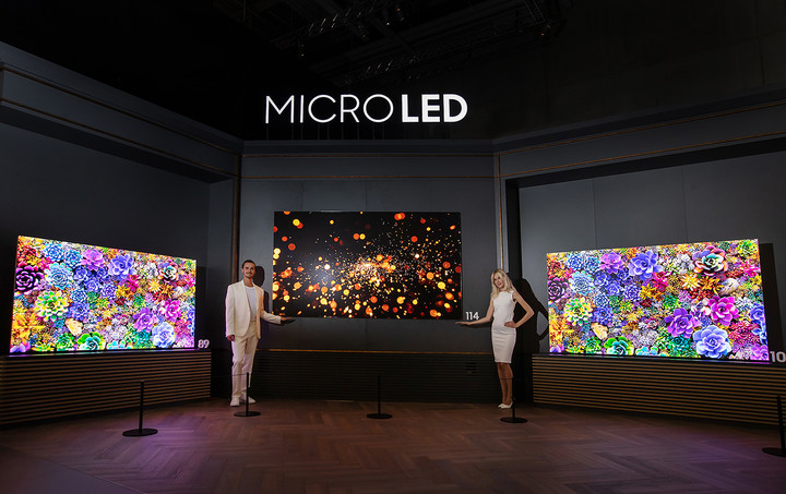 [베를린=뉴시스]IFA 2022가 열리는 메세 베를린(Messe Berlin)에 위치한 시티 큐브 베를린(City Cube Berlin) '삼성 타운'에서 삼성전자 모델이 영상디스플레이 전시존의 마이크로 LED를 선보이고 있다. (사진 = 삼성전자) 2022.9.1. photo@newsis.com *재판매 및 DB 금지