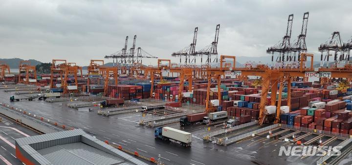 [서울=뉴시스] 부산항 신항 6부두 전경.