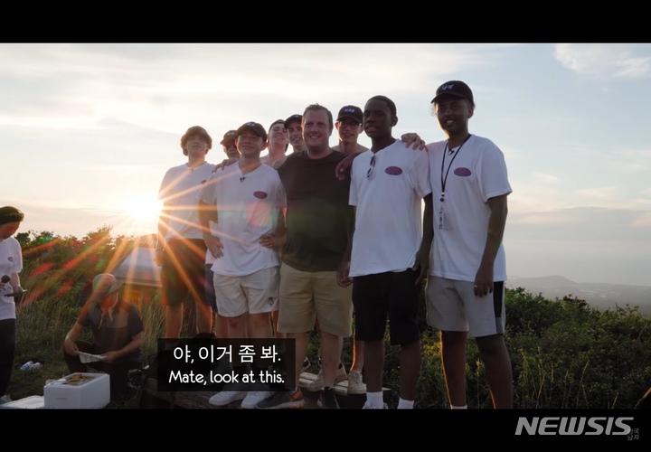 웃가름 콘텐츠 - 유튜브 인기채널 '영국남자', 깊숲트레킹(물뫼힐링팜)을 마치고 정상에서 단체사진. ⓒ제주관광공사