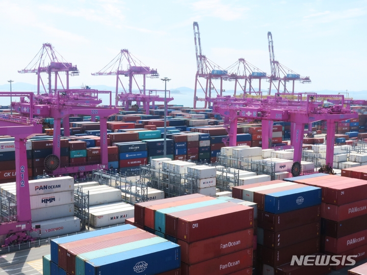 [인천=뉴시스] 김동영 기자 = 1일 오후 인천 연수구 인천신항컨테이너 터미널이 분주한 모습을 보이고 있다. 2022.09.01. dy0121@newsis.com 