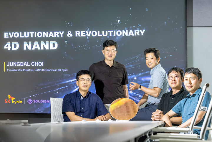 [서울=뉴시스]SK하이닉스 낸드 담당. 왼쪽부터 김점수 238단 개발 담당, 최정달 낸드개발 담당, 정우표 낸드설계 담당, 심재성 낸드 QLC 담당, 노금환 낸드 PE C&R 담당 순. (사진 = SK하이닉스 제공) *재판매 및 DB 금지