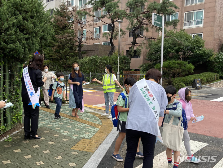 과천초교 앞 캠페인 현장.