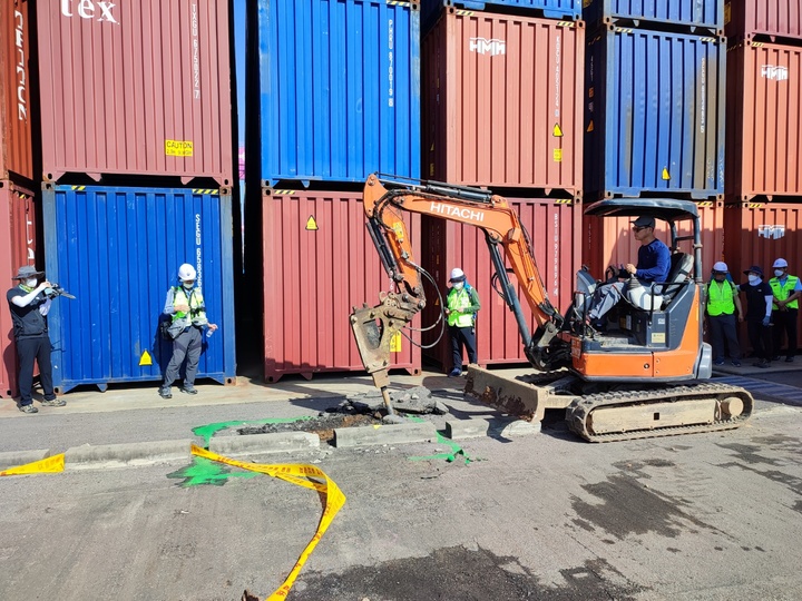 [세종=뉴시스] 인천항 컨테이너 야적장에서 붉은불개미가 발견돼 긴급 방역 조치를 하고 있다. (사진=농림축산식품부 제공) *재판매 및 DB 금지