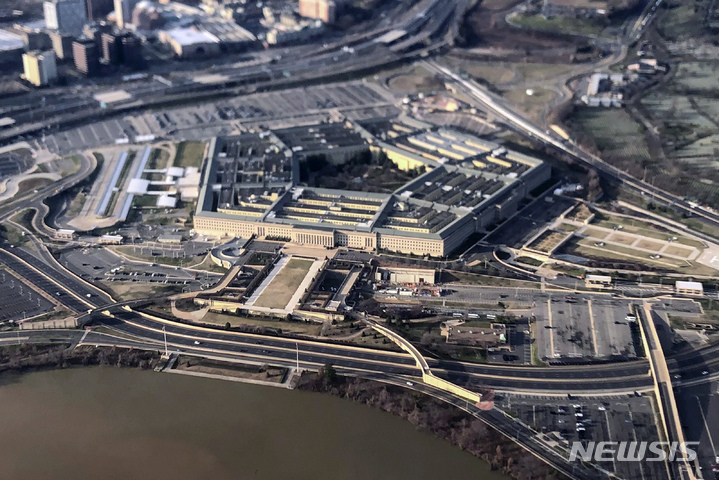 [워싱턴= AP/뉴시스] 미국 펜타곤의 항공사진.&nbsp; 미군은 해마다 늘어나는 미군내 성폭력과 성추행등 범죄에 대응하기 위해 여러가지 프로그램을 마련하고 있지만 코로나19 규제해제 드으로 지난 해에는 다시 증가세가 커졌다.&nbsp; 미 의회는 군지휘보가 이 문제를 해결 못하면 중립적 민간기구를 설립해서 군내 성범죄문제를 전담시키겠다고 주장하고 있다.&nbsp; 