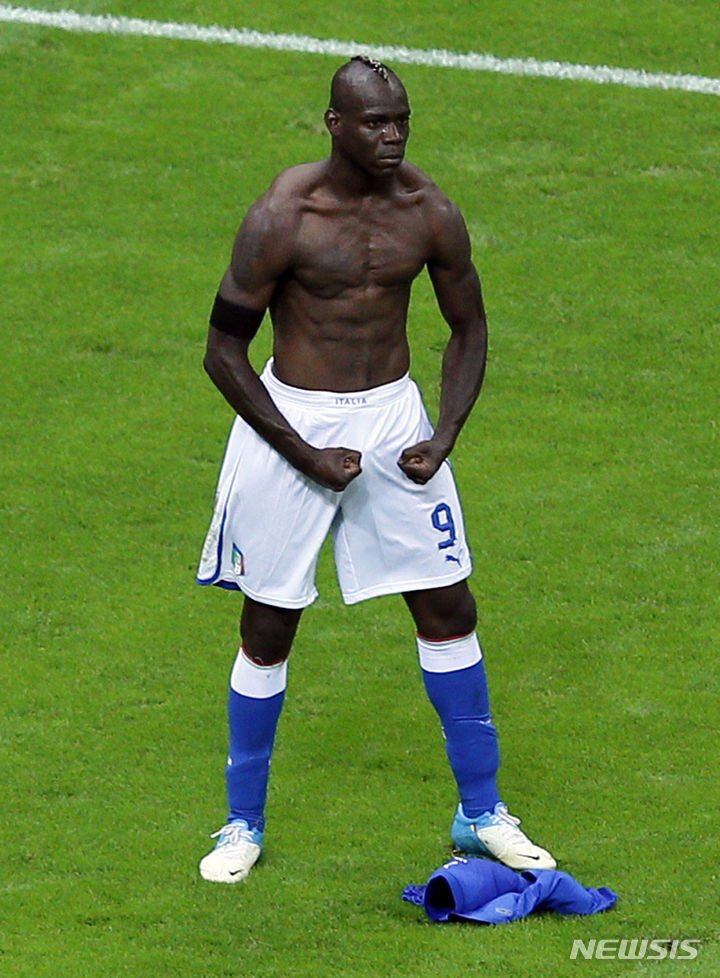 [바르샤바=AP/뉴시스] 마리오 발로텔리가 지난 2012년 6월28일(현지시각) 폴란드 바르샤바에서 열린 '2012 유럽축구연맹(UEFA) 유럽축구선수권대회'(유로 2012) 독일과의 준결승전에서 멀티골을 기록하고 세리머니를 펼치고 있다. 2012.06.28.