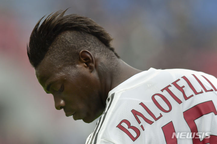 [레지오에밀리아=AP/뉴시스] AC 밀란의 마리오 발로텔리가 지난 2016년 3월6일(현지시각) 이탈리아 레지오에밀리아의 마페이 경기장에서 열린 이탈리아 프로축구 세리에A 사수올로와의 경기에 나서 고개를 숙이고 있다. 2016.03.06.
