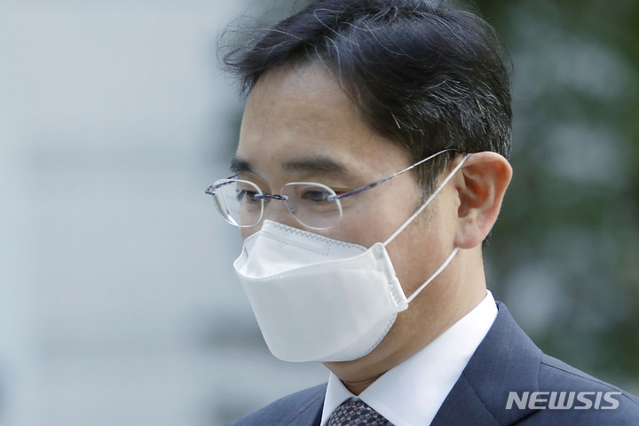 [서울=뉴시스] 최동준 기자 = '삼성 부당합병 혐의'를 받고 있는 이재용 삼성전자 부회장이 1일 서울 서초구 서울중앙지방법원에서 열린 공판에 출석하고 있다. 2022.09.01. photocdj@newsis.com