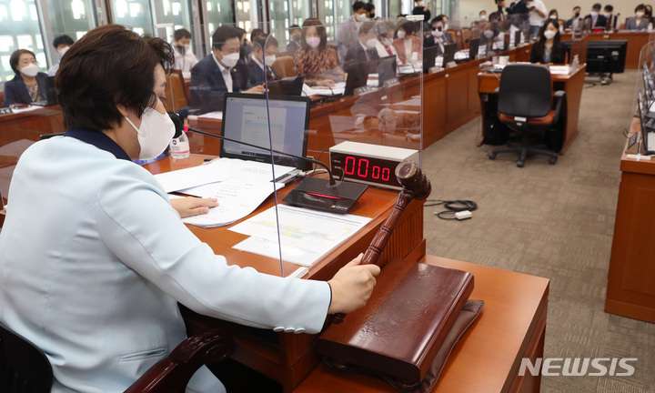 [서울=뉴시스] 전진환 기자 = 지난 1일 서울 여의도 국회에서 열린 보건복지위원회 전체회의에서 정춘숙 위원장이 의사봉을 두드리고 있다. (공동취재사진) 2022.09.01.  photo@newsis.com