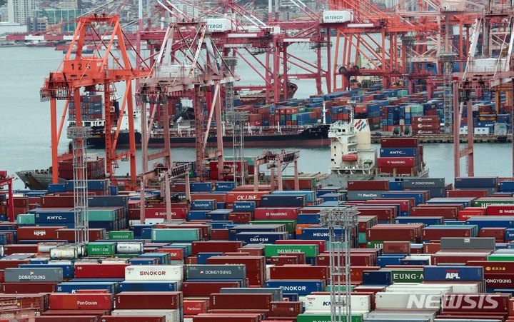 [부산=뉴시스] 하경민 기자 = 지난달 수출액이 566억7000만 달러로 역대 8월 최고 실적을 경신했지만, 글로벌 금융위기 이후 14년 만에 처음으로 5개월 연속 무역수지 적자를 기록했다고 산업통상자원부가 1일 밝혔다. 이날 부산 남구 감만(사진 위) 및 신선대(아래) 부두에서 컨테이너 선적 및 하역작업이 진행되고 있다. 2022.09.01. yulnetphoto@newsis.com