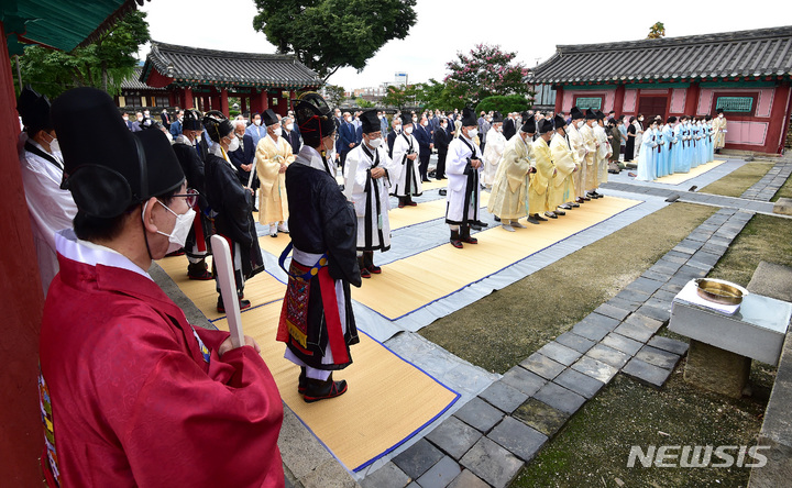 [대구=뉴시스] 대구 중구 대구향교 대성전에서 유림들이 참여한 가운데 추계 석전대제(秋季 釋奠大祭)가 봉행되고 있다. 뉴시스DB. 2025.09.22. photo@newsis.com