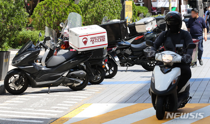 [서울=뉴시스] 권창회 기자 = 지난 9월1일 서울 강남구 선릉역 인근에서 배달라이더들이 배달하는 모습. 2022.09.01. kch0523@newsis.com