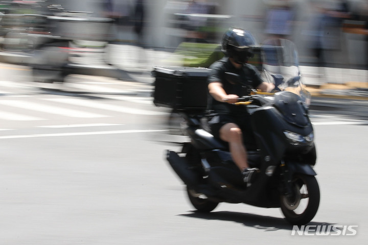 [나주=뉴시스] 도심 질주하는 배달 오토바이. (사진=뉴시스DB)