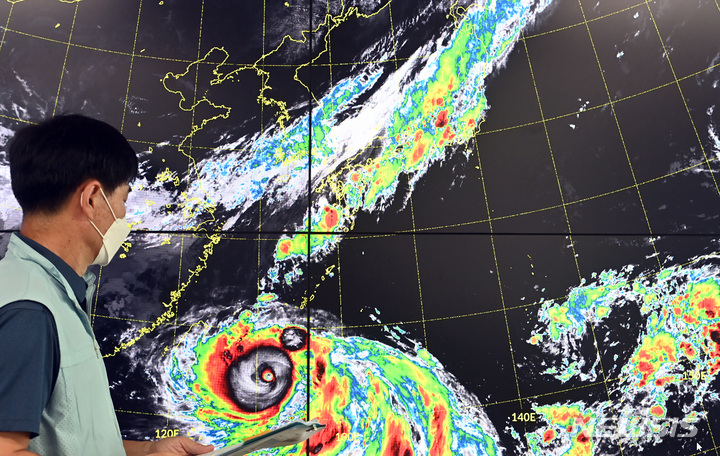 [수원=뉴시스] 김종택기자 = 제11호 태풍 '힌남노'(Hinnamnor)가 초강력 태풍으로 발달해 북상하고 있는 1일 경기도 수원시 권선구 수도권기상청 예보관이 태풍 이동 경로를 예의주시하고 있다. 태풍 힌남노는 일본 오키니와 남쪽 해상을 따라 세력을 키우며 남서진하다 오는 2일 새벽 3시경 진로를 변경해 한반도 방면으로 북서진할 것으로 예상되고 있다. 2022.09.01. jtk@newsis.com
