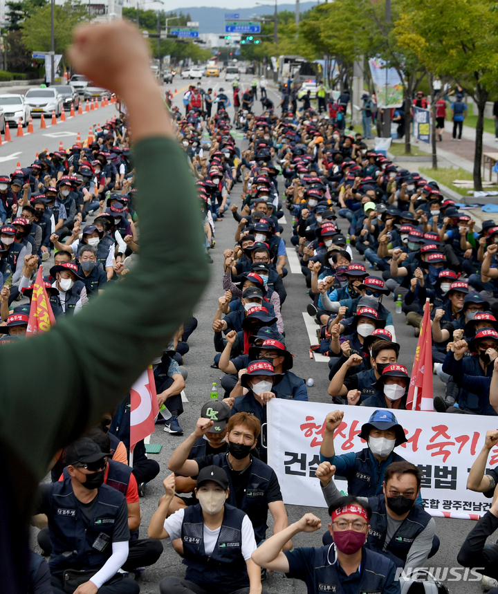 [광주=뉴시스] 김혜인 기자 = 민주노총 광주본부 조합원들이 1일 오후 광주서구 광주시청 앞에서 '광주전남건설지부 총력투쟁 선포 결의대회'를 열고 물가 인상에 따른 임금 인상을 촉구하고 있다. 2022.09.01. hyein0342@newsis.com