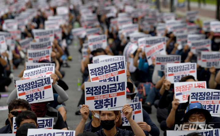 [광주=뉴시스] 김혜인 기자 = 민주노총 광주본부 조합원들이 1일 오후 광주서구 광주시청 앞에서 '광주전남건설지부 총력투쟁 선포 결의대회'를 열고 물가 인상에 따른 임금 인상을 촉구하고 있다. 2022.09.01. hyein0342@newsis.com