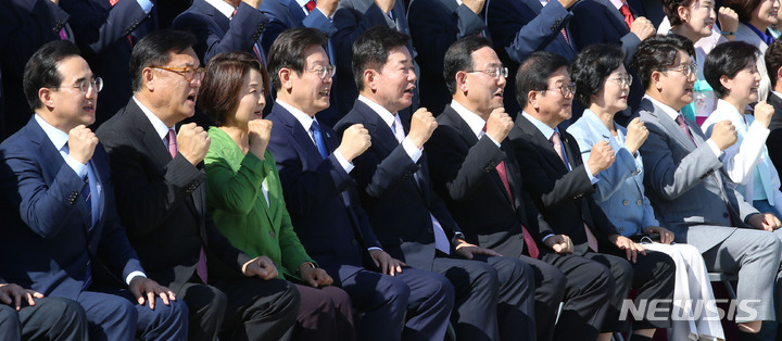 [서울=뉴시스] 김선웅 기자 = 김진표 국회의장을 비롯한 제21대 후반기 국회의원들이 1일 오후 서울 여의도 국회 본관 앞 야외계단에서 단체사진을 촬영하고 있다. (공동취재사진) 2022.09.01. photo@newsis.com