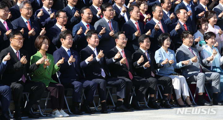 [서울=뉴시스] 김선웅 기자 = 김진표 국회의장을 비롯한 제21대 후반기 국회의원들이 1일 오후 서울 여의도 국회 본관 앞 야외계단에서 단체사진을 촬영하고 있다. (공동취재사진) 2022.09.01. photo@newsis.com