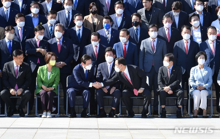 [서울=뉴시스] 김선웅 기자 = 주호영(오른쪽) 국민의힘 비상대책위원장, 이재명 더불어민주당 대표가 1일 서울 여의도 국회 본관 앞에서 21대 후반기 국회의원 단체사진 촬영에 앞서 인사하고 있다. (공동취재사진) 2022.09.01. photo@newsis.com