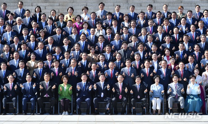 [서울=뉴시스] 김선웅 기자 = 김진표 국회의장, 주호영 국민의힘 비상대책위원장, 이재명 더불어민주당 대표 등 여야 의원들이 1일 서울 여의도 국회 본관 앞에서 21대 후반기 국회의원 단체사진을 촬영하고 있다. (공동취재사진) 2022.09.01. photo@newsis.com