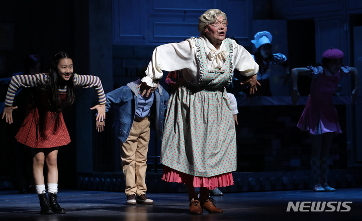 [서울=뉴시스] 조성우 기자 = 뮤지컬 '미세스 다웃파이어'에서 미세스 다웃파이어와 다니엘 1인 2역을 맡은 배우 양준모가 지난 1일 오후 서울 송파구 샤롯데씨어터에서 열린 프레스콜에서 극 중 장면을 선보이고 있다. 2022.09.01. xconfind@newsis.com